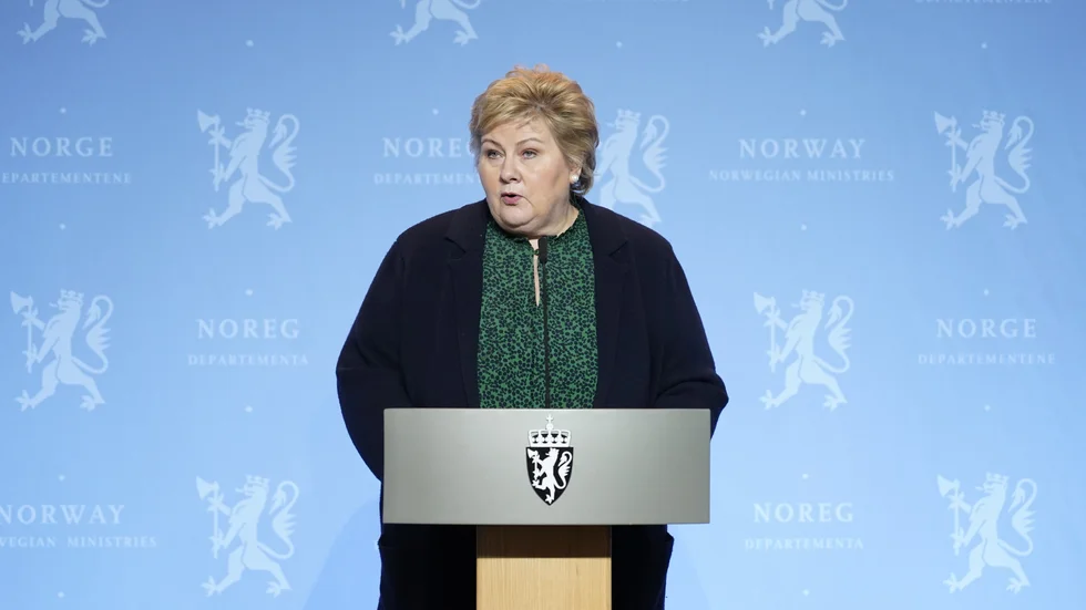 Statsminister Erna Solberg (H) vid presskonferensen på onsdagen.