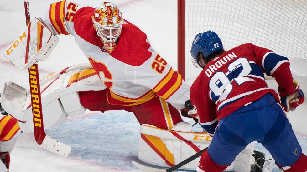 Jacob Markström i Calgarys mål räddar en puck från Montreals Jonathan Drouin.