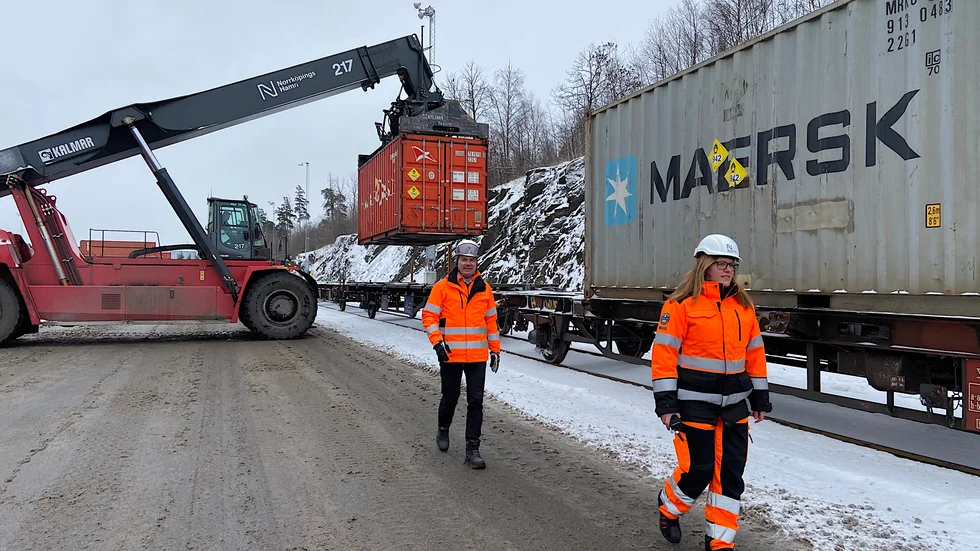 Här lastas det på containrar på den nya elektrifierade järnvägen.