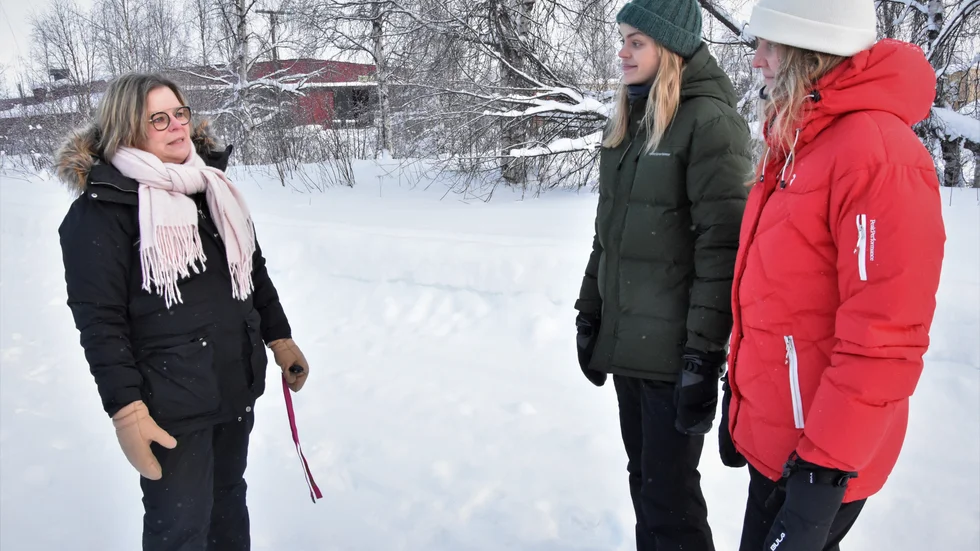 Annika Keisu Lampinen har själv tidigare gått samma utbildning som studenterna Emma Strandqvist och Tove Olson. Hon är den som bjudit in dem att hjälpa till med Konstens väg.