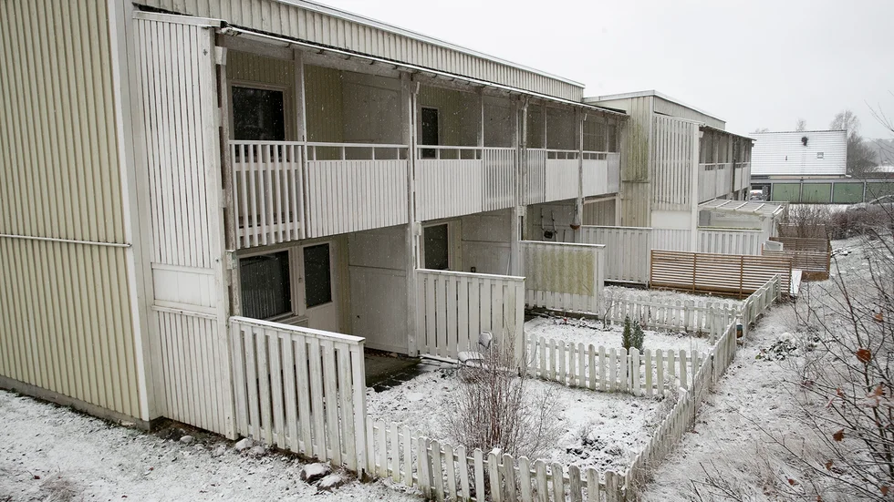 Renoveringen på Mejramsvägen har inletts. Nu står liknande radhus på Kamomillgången inför samma upprustning.