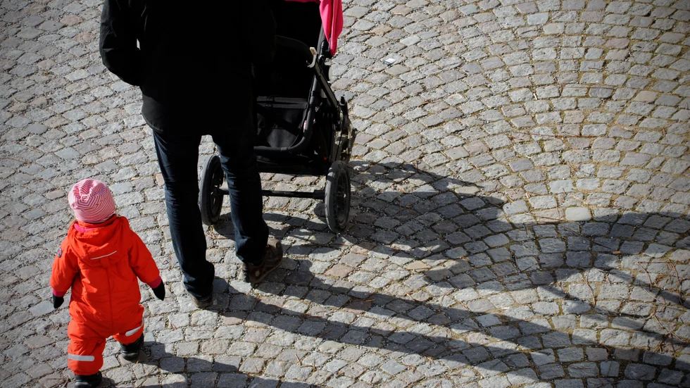 Att kvinnor ofta tar större ansvar för familjens livspussel genom deltidsarbete, lång föräldraledighet, vabben och vobben får negativa konsekvenser för kvinnors inkomst och hälsa på både kort och lång sikt, skriver TCO. 

