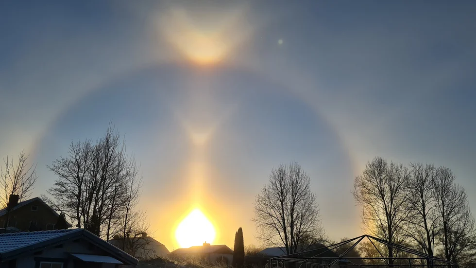 "Äntligen fick jag se en halo här i Butbro på morgonen", skriver Lillemor Carlsson som tagit den fina bilden i onsdags morse (27 januari).
