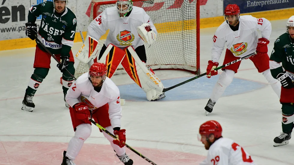 Erik Hanses, här i en match mot Väsby, och hans Almtuna tar emot topplaget Timrå i Gränbyhallen.