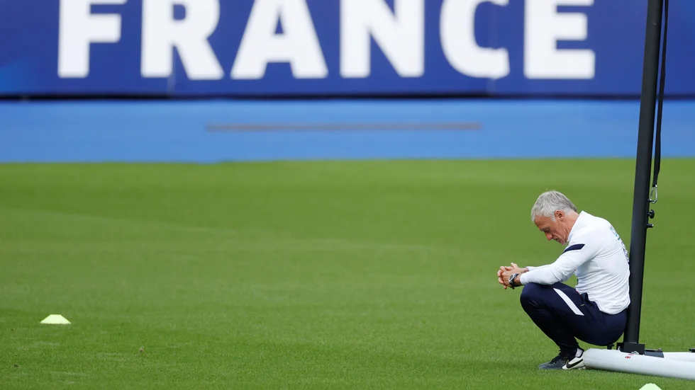 Frankrikes förbundskapten Didier Deschamps har mycket att grubbla över efter 0-2 mot Finland i onsdags. Arkivfoto.