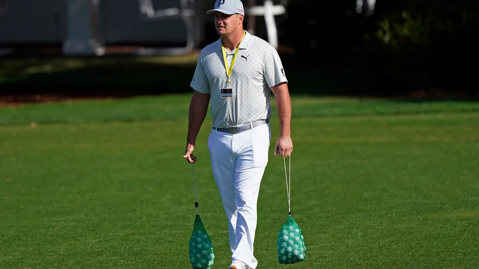 Bryson DeChambeau på drivingrangen inför US Masters.
