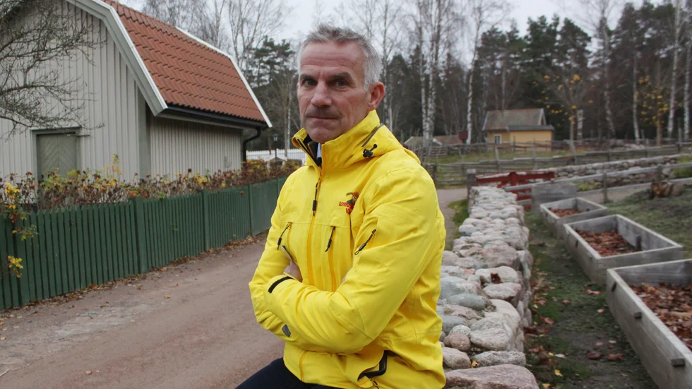 Jocke Johansson på Astrid Lindgrens Värld anser det vara helt bakvänt att kravet på yta föreslås vara dubbelt så högt utomhus som inomhus. I ett yttrande till Folkhälsomyndigheten föreslås fyra kvadrat per gäst istället för myndighetens krav på 20 kvadrat.