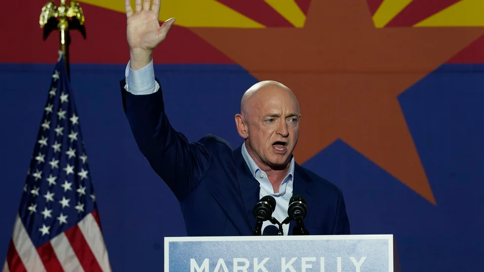 Demokraten Mark Kelly vinner enligt medier senatsposten för delstaten Arizona, där Republikanerna annars är traditionellt starka. Arkivbild.
