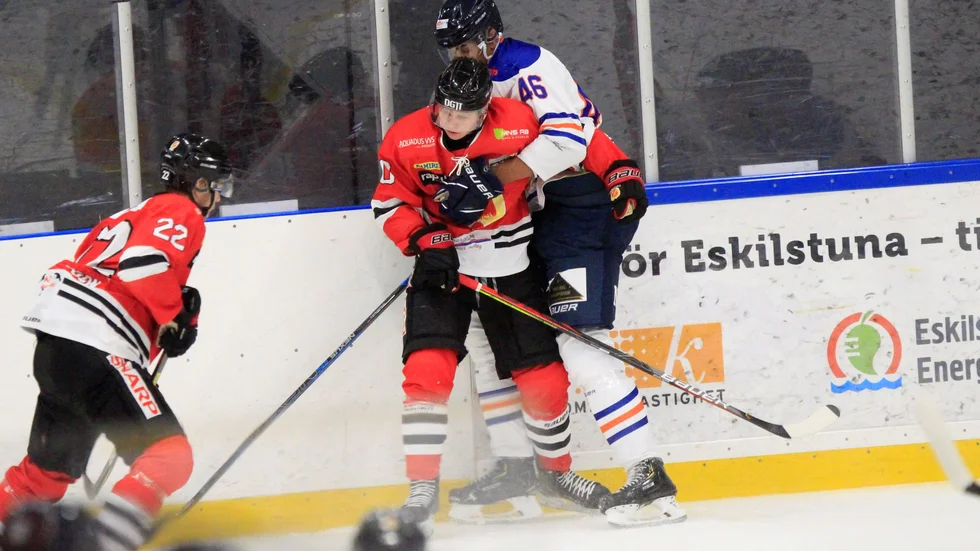 Lindlöven är det senaste laget som Linden mötte i Hockeyettan. Tre veckor senare börjar nu Eskilstunalaget (i rött) matcha igen efter att ha tvingats pausa verksamheten på grund av corona.
