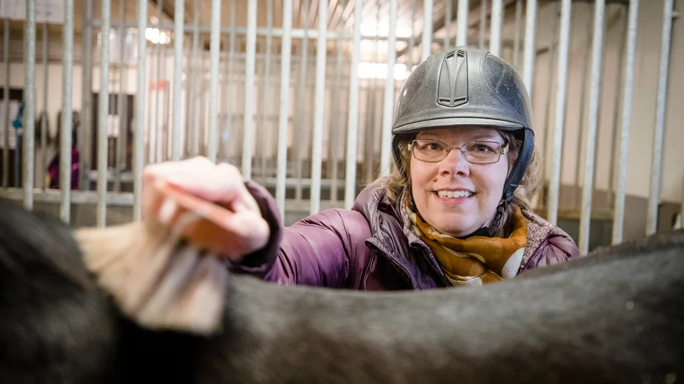 Jenny Östlund är tacksam över att hon trots allt klarar det mesta själv. Hon har tagit körkort, köpt hus, gift sig och burit tre barn. 