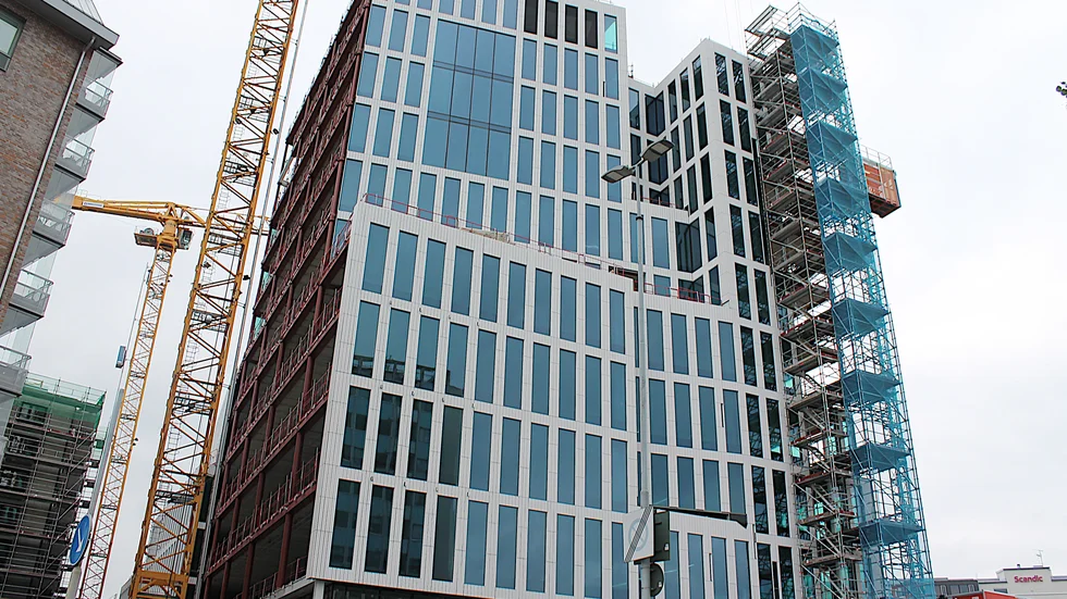 Arbetet vid Link business center stoppades under torsdagen sedan man upptäckt att det saknades betong i tre av sammanlagt 37 stålpelare i huskroppen.