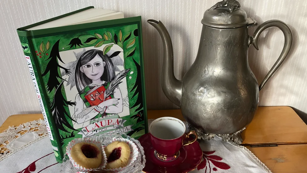 Hallonkakor används som valuta i Lisbeth Nordins barnbok om flickan Laura och en talande fladdermus.