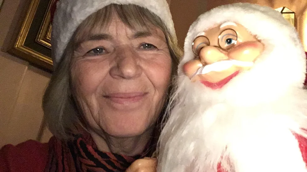 Eva Lööf tillsammans med tomten Julius som förbereder sig på sin Sverigeresa. 