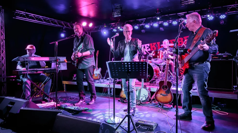 Gubbröra band live på Palatset i Linköping. Från vänster:  Peter Magnusson (klaviatur), Stefan Nilsson (gitarr), Yvonne Svensson (sång), Lars Berlin (trummor), Kjell Törnlund (bas).
