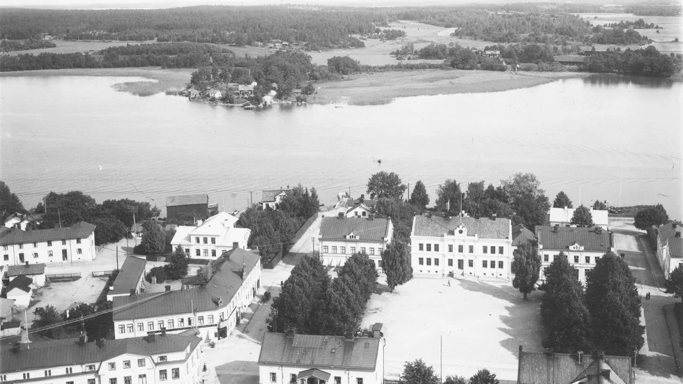  Vy mot torget och Tosterön, omkring 1910.