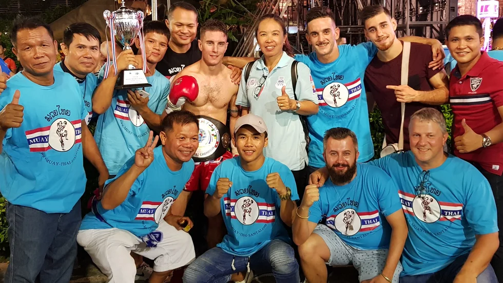 Den här bilden är från 2018, när den spanska fightern Gonzalo Tebar vann WPMF Championship i Bangkok. Han tränade på Niklas Hjalmarssons gym i Chiang Mai. Niklas är på den undre raden, längst till höger. Hans fru Jiraphan står i mitten. Nu har paret flyttat till Vrångfall i Vimmerby kommun.