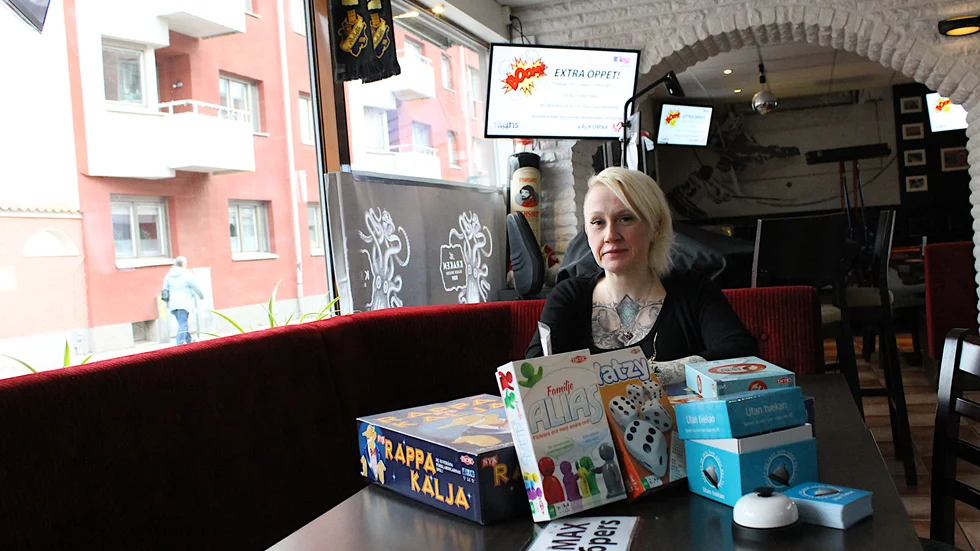 Linda Nilsson som driver Titans sportbar på Olai Kyrkogata håller extraöppet efter 23 fredag och lördag, med sällskapsspel, mat, alkoholfritt och folköl på menyn.