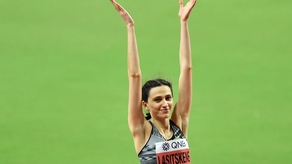 Den ryska höjdhoppsstjärnan Maria Lasitskene tog VM-guld i Doha förra året under neutral flagg. Arkivbild.