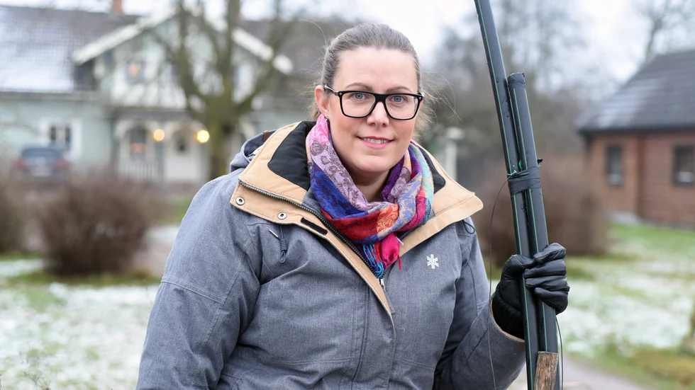 Angelica Gunnarsson gläds åt att få ansluta sig till fibernätet som går precis utanför tomtgränsen i Åhl mellan Gullringen och Djursdala.