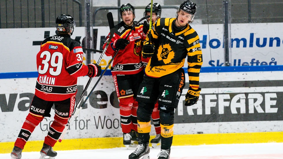 Pontus Själin till vänster och Petter Emanuelsson i mitten blev målskyttar när Luleå derbyvann mot Skellefteå.