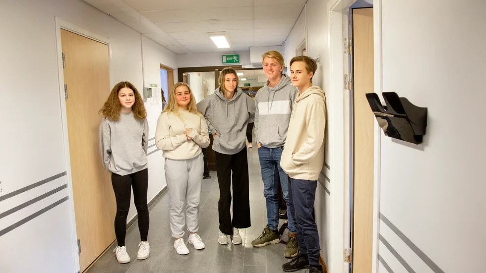 Miranda Åström Granholm, Emilia Sundberg Mäki, My Blomqvist, Jonatan Lidström och Isak Dalberg tycker till om förändringen i skolan. "Vi är nog mer sociala, men vill man spela går det ju ändå. Många sitter med datorn istället", säger Miranda.