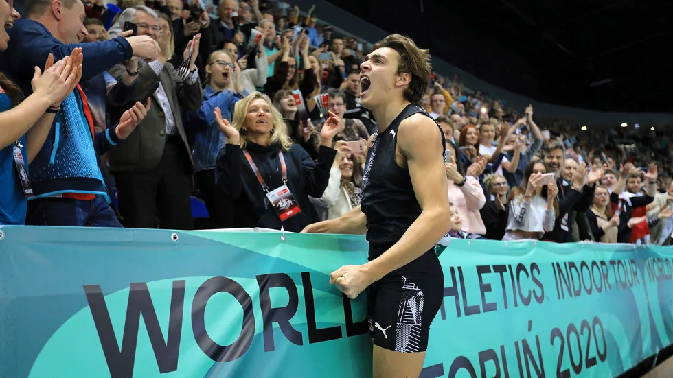 Armand Duplantis efter sitt första av två världsrekordhopp på en vecka. 6,17 tog han i polska Torun den 8 februari.