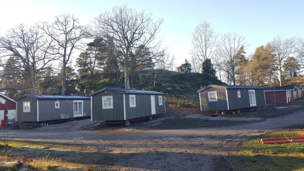 Tre vinterbonade villavagnar planeras att stå klara lagom till jul. De ligger alldeles intill ett av campingens servicehus.
