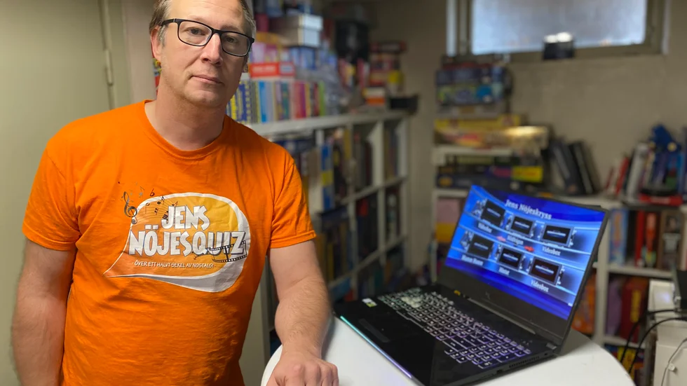 Jens Söderhäll, Vimmerby, och hans vänner från ALV startar podden Avbockat, där man bockar av önskeämnen på en lång lista inom populärkultur. Först ut blir tidsresor på film och 80-talsödlorna i tv-klassikern "V".