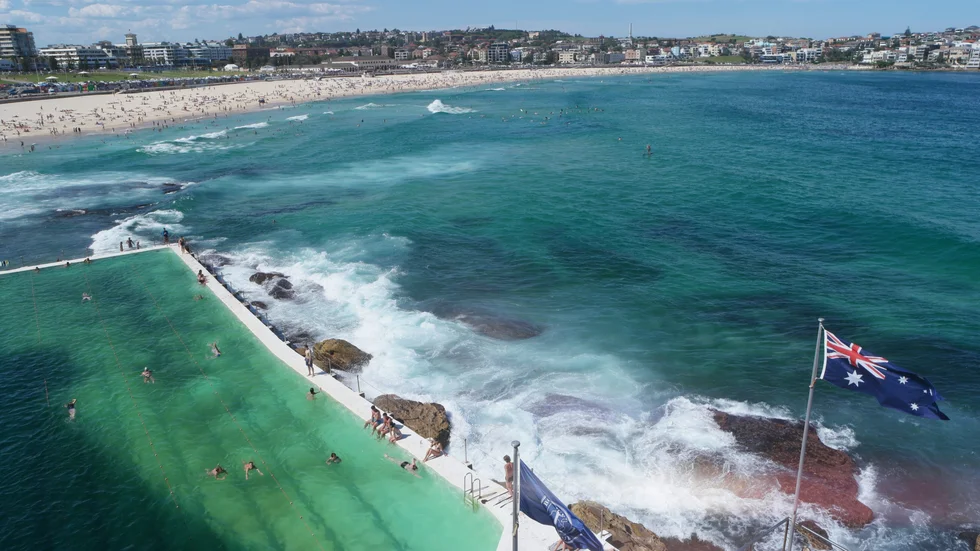 När säsongens första värmebölja i Australien pressar termometrar över 40-strecket är det många som väljer att svalka sig i havet som på populära Bondi Beach i Sydney. Arkivbild.