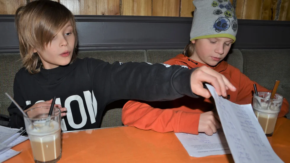 Elias Bergqvist och Leon Rensfeldt räknar namnet på listorna för en skatepark som legat ute på City i Jokkmokk.