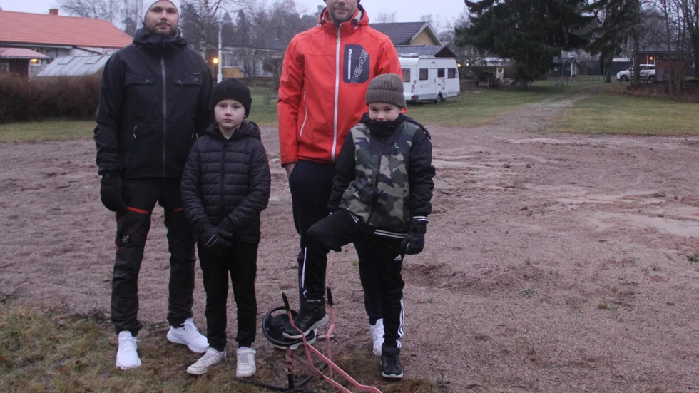 När Johan och Vilmer Ekwall samt Johan och Calle Friberg kom till lekparken på Vallonvägen i Söderfors i måndags var det spårlöst försvunnen. Kommunen hade valt att flytta den till Karlholmsbruk.