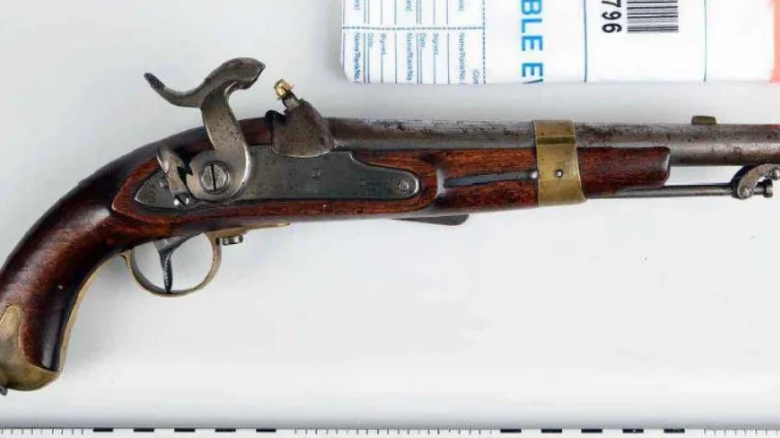Polisen tror att det var den här pistolen som användes av den misstänkte. En så kallar svartkrutspistol.