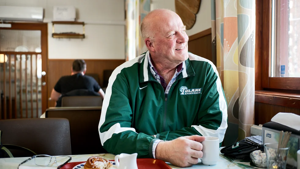 Författaren Lars Hedström, här på Holms café på Örnäset i Luleå, har skrivit novellsamlingen "Ögonblick".