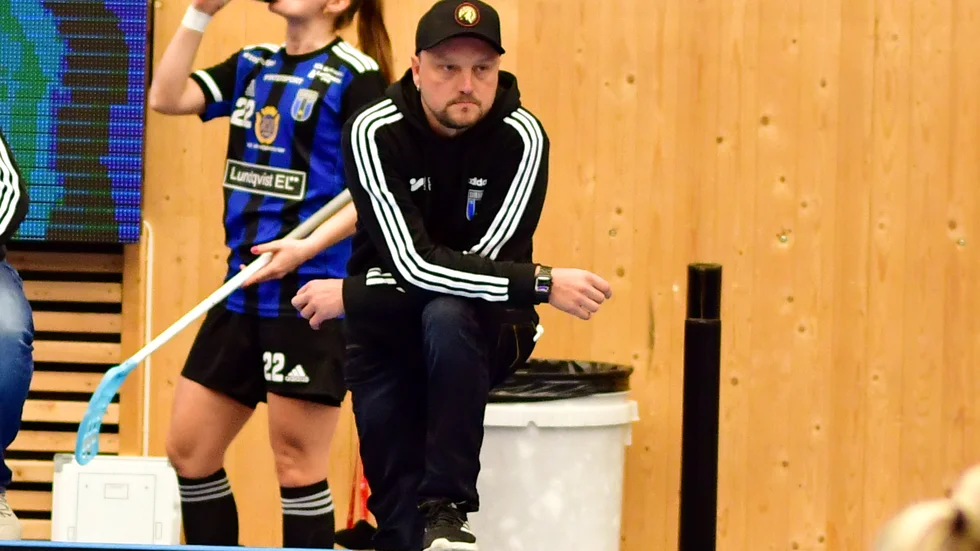 Siriustränaren Marko Palosaari tvingas klara sig utan en kvartett viktiga spelare i fredagens toppmöte mot serieledande Thoréngruppen.