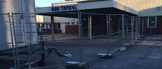 Nu har rivningen av vårdcentralen i Östervåla börjat