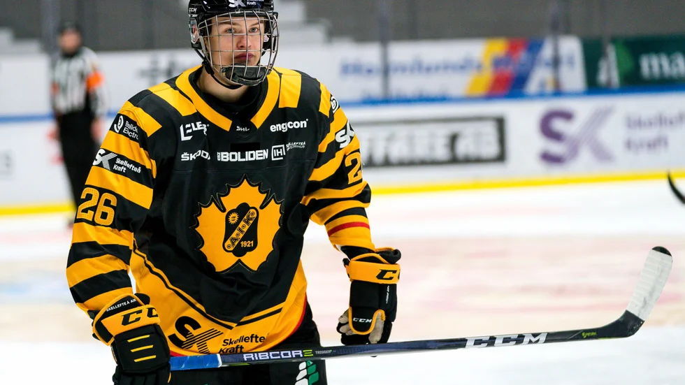 Simon Robertsson har skrivit på a-lagskontrakt. 17-åringen blev nyligen uttagen i första JVM-truppen.