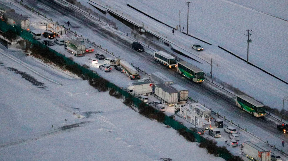Ett snöoväder har orsakat trafikkaos i Japan.