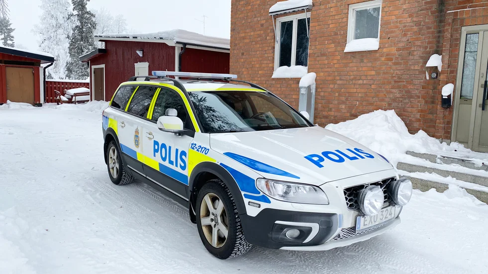 Kvinnan som utsattes för det grova våldtäktsförsöket i butiken har medverkat vid två polisförhör, ett av dessa hölls på polisstationen i Norsjö. ”Till sist rycker jag mig loss och springer in på kontoret och gömmer mig”, berättade hon.