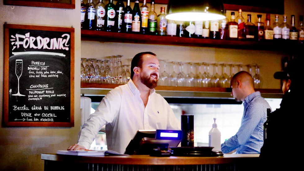 När restaurangens ägare, Tom Nyström rör sig bland gästerna är det inte som förut. "Istället för att man är den trevliga krögaren får man vara lite polis och tillrättavisa folk".