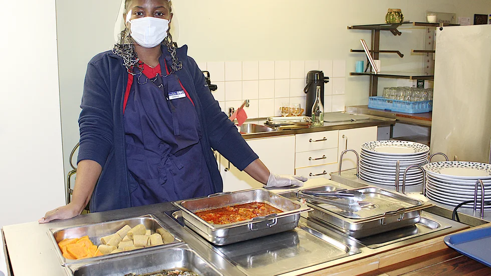Fariane Insly Saya från Kongo-Brazzaville blev överlycklig när det utbröt spontana applåder från lunchgästerna på Ryds servicehus. "Jag har bara dragit ned lite grann på kryddorna".