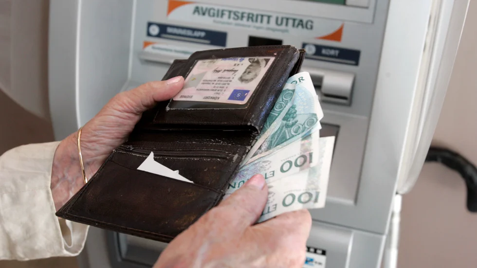 En äldre man bestals på sin plånbok efter att ha tagit ut pengar från en automat i butiksentré.
