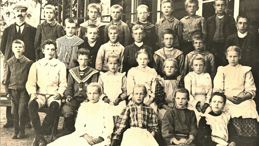 Hällestad, Ruggestorp skola.
Originalbilden förvaras i Finspångs kommunarkiv.
Datum då bilden togs är okänd, enligt bildtexten.