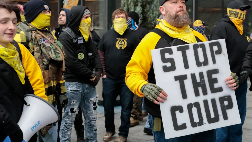 Medlemmar av den högerextrema vit maktgruppen Proud Boys deltar i en manifestation till stöd för den dåvarande presidenten Donald Trump i Ohio i början av januari.