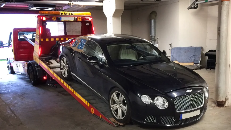 Lyxbilen tas i beslag av Kronofogden.