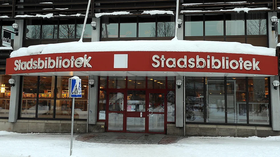 Skribenten tycker att biblioteken bör återinföra avgiften för böcker som inte lämnas tillbaka i tid. 