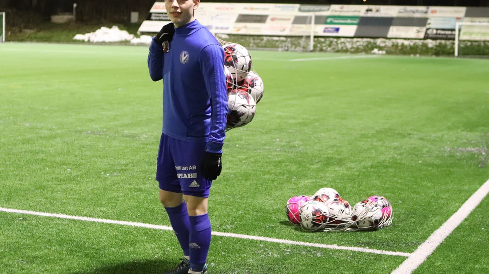 Nu kan Johannes Lundblad i Värmbols FC boka in seriepremiären i division 2. Den blir borta mot Smedby den 5 juni.