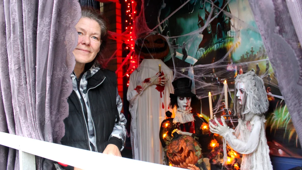 "Jag vet att det finns de som tycker fy och usch om halloween, men vi är också väldigt många som tycker det är mysigt", säger Sunniva Hoffsten som fått sällskap på sin balkong.