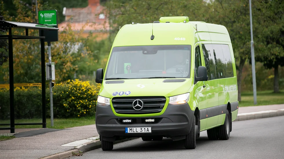 Om sonen måste ta sig in till distriktssköterskan är det besvärliga bussresor som gäller. Det menar dagens debattör. 