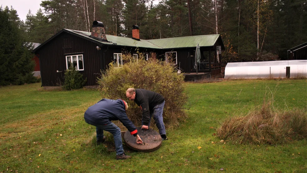 Vid ett tillfälle steg grundvattennivån i brunnen över det normala vilket ledde till att det giftiga vattnet rann ner i dagvattenbrunnen. 