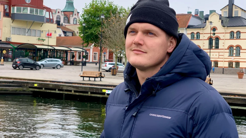 Fredrik tror att många stänger in sig och hoppas att hjälp ska komma som en skänk från ovan när de mår dåligt.  För att kunna gå vidare behöver man dela med sig, säger han. 